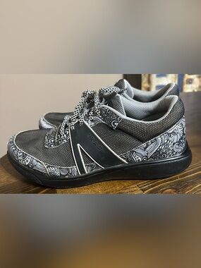 TRAQ by Alegria women’s Black Patterned Mesh Walking Shoes
